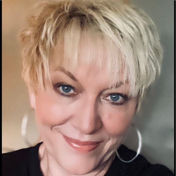 Meet your Posher, Lisa - Picture 3 of 3